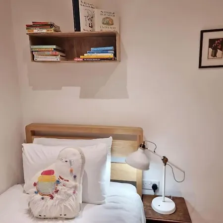 4bed 3bath 8min To Bridge * London