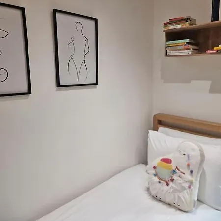 4bed 3bath 8min To Bridge London