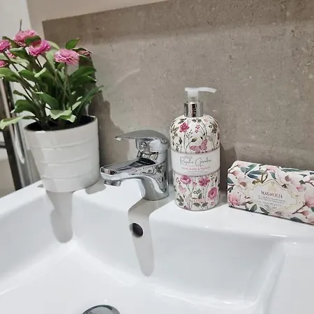 4bed 3bath 8min To Bridge * London