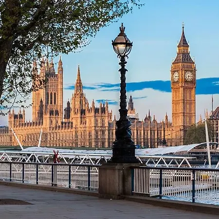 4bed 3bath 8min To Bridge London