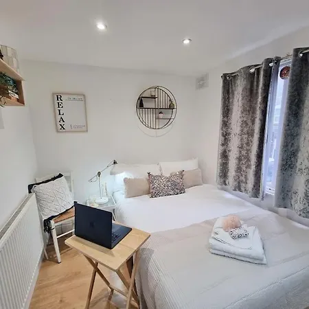 4bed 3bath 8min To Bridge Holiday home London