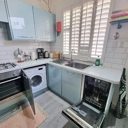 4bed 3bath 8min To Bridge Holiday home London