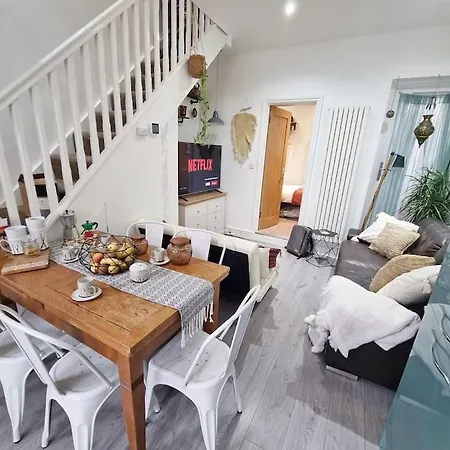 Holiday home 4bed 3bath 8min To Bridge London