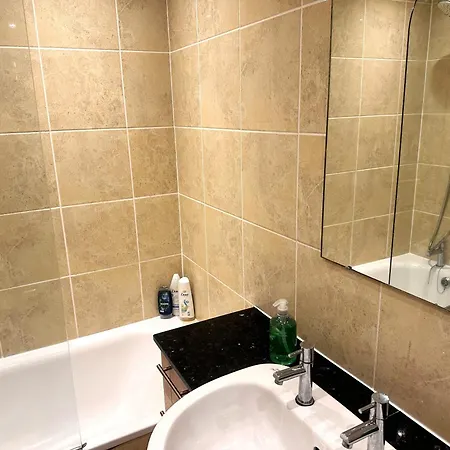 Charming Comfy By Kensington Apartment London