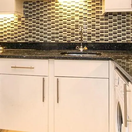 Charming Comfy By Kensington Apartment