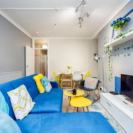 Spacious 2-bedroom With Terrace, Garden Views & Free Wifi Near Olympic Stadium Apartment *