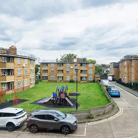 Apartment Spacious 2-bedroom With Terrace, Garden Views & Free Wifi Near Olympic Stadium *
