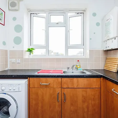 Spacious 2-bedroom With Terrace, Garden Views & Free Wifi Near Olympic Stadium Apartment *