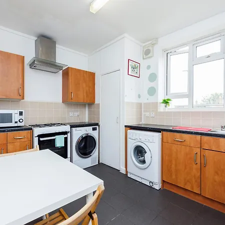 Apartment Spacious 2-bedroom With Terrace, Garden Views & Free Wifi Near Olympic Stadium London