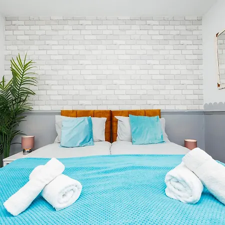 Spacious 2-bedroom With Terrace, Garden Views & Free Wifi Near Olympic Stadium Apartment *