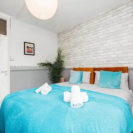 Spacious 2-bedroom With Terrace, Garden Views & Free Wifi Near Olympic Stadium * London
