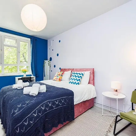 Spacious 2-bedroom With Terrace, Garden Views & Free Wifi Near Olympic Stadium Apartment *
