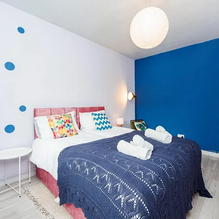 Spacious 2-bedroom With Terrace, Garden Views & Free Wifi Near Olympic Stadium * London