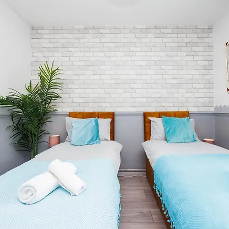 Apartment Spacious 2-bedroom With Terrace, Garden Views & Free Wifi Near Olympic Stadium London