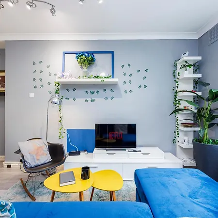 Spacious 2-bedroom With Terrace, Garden Views & Free Wifi Near Olympic Stadium Apartment *