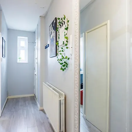 Spacious 2-bedroom With Terrace, Garden Views & Free Wifi Near Olympic Stadium