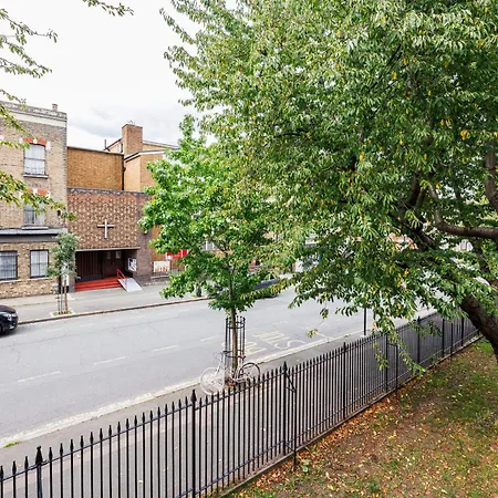 Apartment Spacious 2-bedroom With Terrace, Garden Views & Free Wifi Near Olympic Stadium