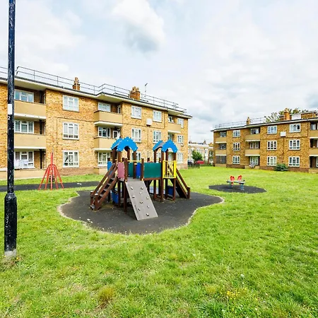 Spacious 2-bedroom With Terrace, Garden Views & Free Wifi Near Olympic Stadium Apartment *