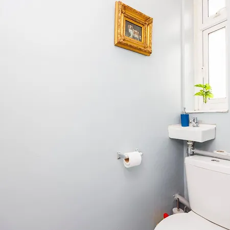 Spacious 2-bedroom With Terrace, Garden Views & Free Wifi Near Olympic Stadium *