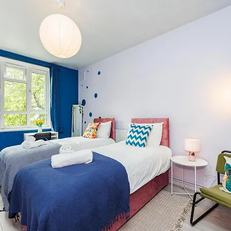 Spacious 2-bedroom With Terrace, Garden Views & Free Wifi Near Olympic Stadium Apartment *