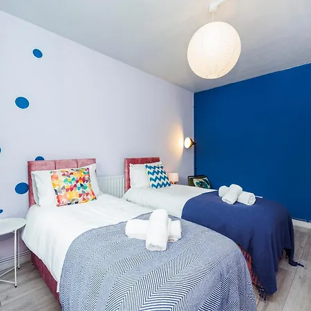 Spacious 2-bedroom With Terrace, Garden Views & Free Wifi Near Olympic Stadium Apartment *