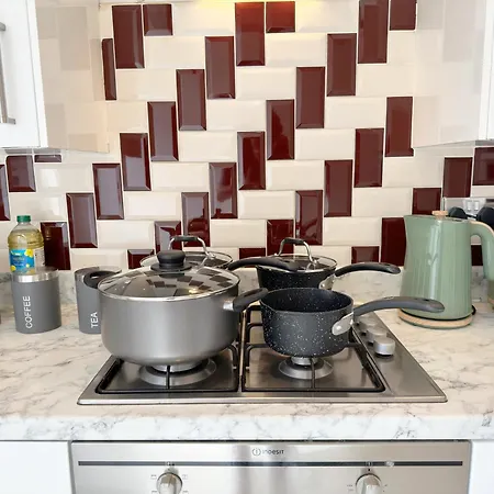 3 Bedroom House With Spacious Back Garden & Free Parking In Ilford, Barking Apartment