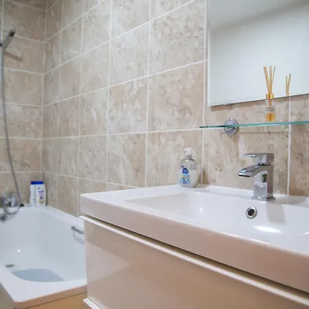 Detached House With Free Parking In Little Venice Near Paddington Hyde Park Apartment