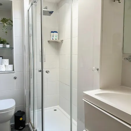Detached House With Free Parking In Little Venice Near Paddington Hyde Park London
