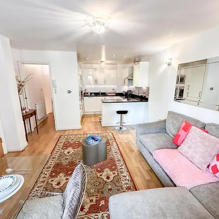 Detached House With Free Parking In Little Venice Near Paddington Hyde Park London