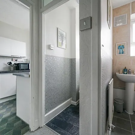 Two Bedroom By Livestay Short Lets & Serviced London, Clapham Apartment *