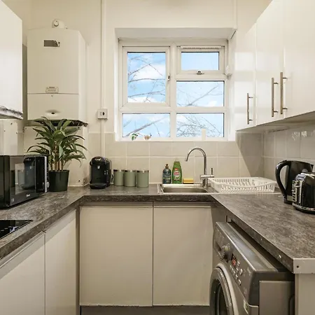 Two Bedroom By Livestay Short Lets & Serviced London, Clapham Apartment London