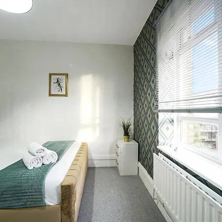 Two Bedroom By Livestay Short Lets & Serviced London, Clapham London