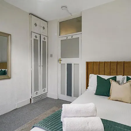 Two Bedroom By Livestay Short Lets & Serviced London, Clapham Apartment