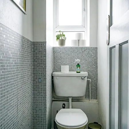 Two Bedroom By Livestay Short Lets & Serviced London, Clapham Apartment *
