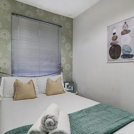 Apartment Two Bedroom By Livestay Short Lets & Serviced London, Clapham London