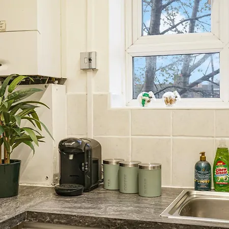 Two Bedroom By Livestay Short Lets & Serviced London, Clapham *
