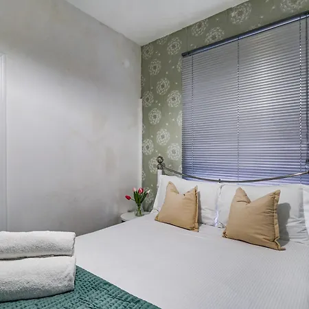 Two Bedroom By Livestay Short Lets & Serviced London, Clapham * London