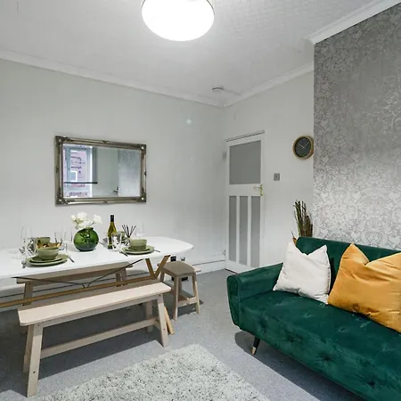 Two Bedroom By Livestay Short Lets & Serviced London, Clapham Apartment