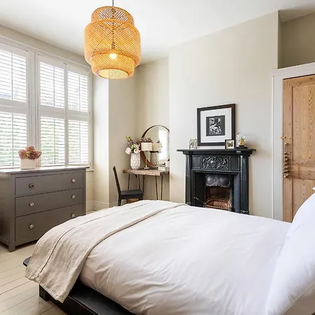 Tooting's Charming Victorian Garden Hideaway