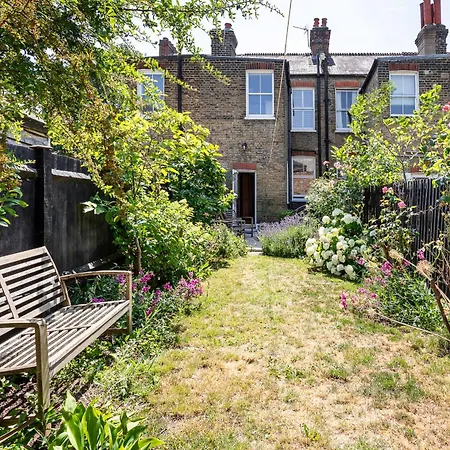 Tooting's Charming Victorian Garden Hideaway *