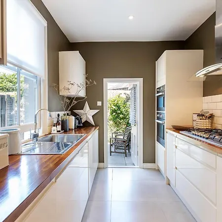 Tooting's Charming Victorian Garden Hideaway Holiday home *