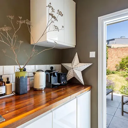 Holiday home Tooting's Charming Victorian Garden Hideaway London