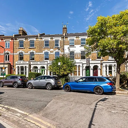 Charming Retreat Apartment London