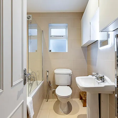 Apartment Charming Retreat London