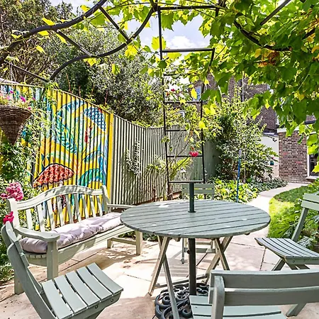 Charming Retreat * London