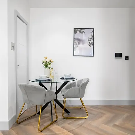 Modern Near Elizabeth Line Apartment Romford