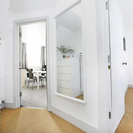 Cozy In Kensington Apartment