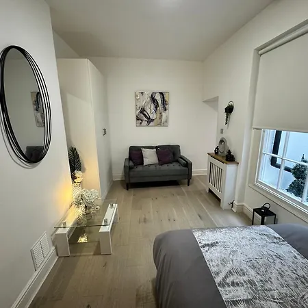 Stunning Newly Refurbished With A Private Courtyard To Enjoy! * London