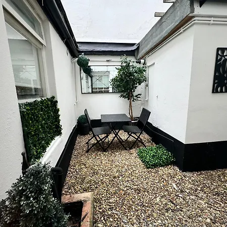 Apartment Stunning Newly Refurbished With A Private Courtyard To Enjoy!