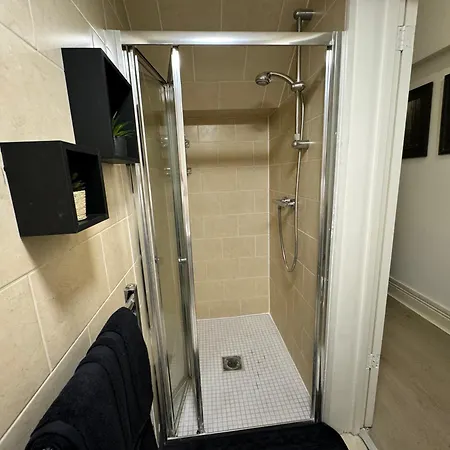 Stunning Newly Refurbished With A Private Courtyard To Enjoy! Apartment London